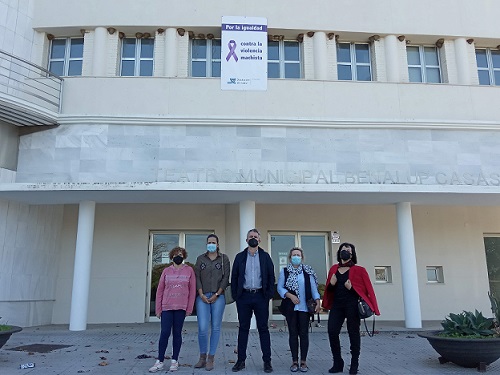 Fachada del teatro con la pancarta