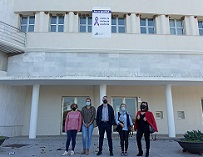 Fachada del teatro con la pancarta