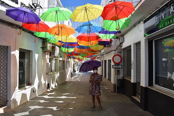 Turismo decora el de la calle San Juan con paraguas de colores dentro programa 'Benalup color'